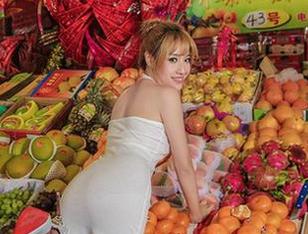AISS爱丝(黄金版) – 高清锁定亚美依，丝袜搭配街道，谁说只争朝夕，穿对了也可以悠然自得。