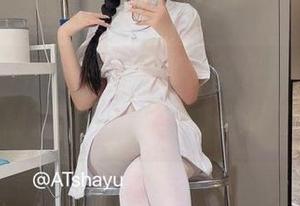“好吧，AT鲨，上演网袜时光，谁不想轻松一刻？”这套写真，迷住了我。