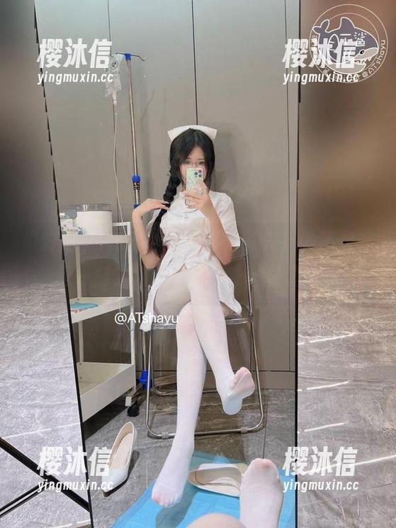 “好吧，AT鲨，上演网袜时光，谁不想轻松一刻？”这套写真，迷住了我。