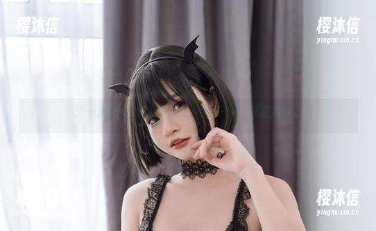 又一波Azami泳装写真：愁什么，清凉就好。