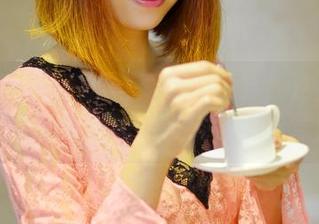 PANS – 小玥的写真集试镜秀：这些姿势我只敢在家模仿，但她却轻松驾驭！
