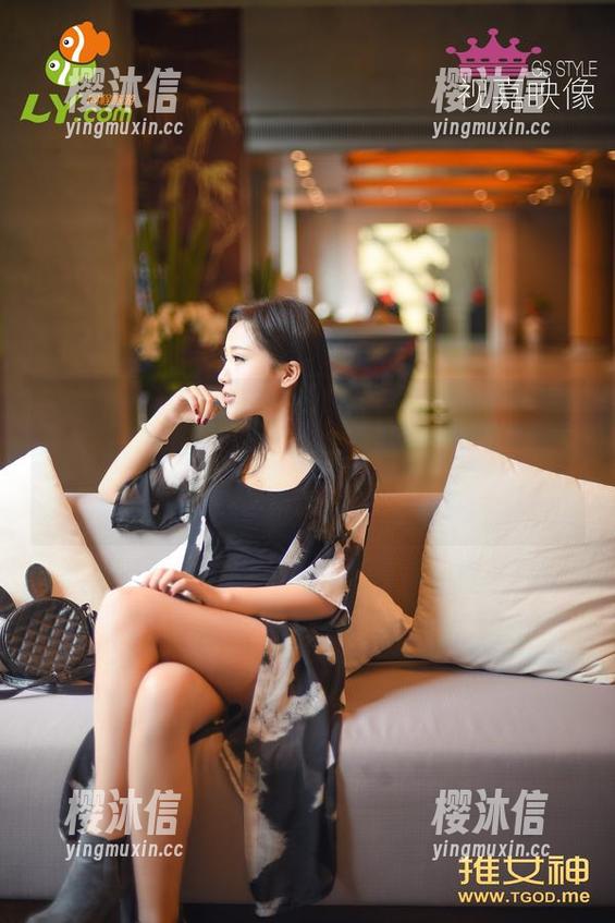 QingDouKe青豆客 - 女王的私拍：杨漫妮在沙发上打盹，谁说不能当女王也要小憩？