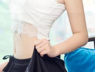 UGirls尤果网 – 张栩菲办公室合集：各式办公道具实用指南（包括如何用纸夹当发饰）