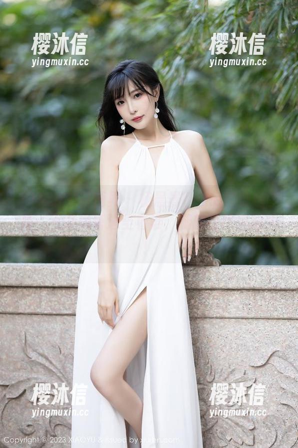 XIAOYU语画界 - 杨晨晨Yome的美腿图集：不管你旁边坐着谁，腿就是比较抢眼！