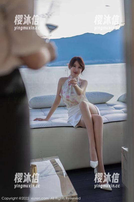 Xiuren秀人网 - 高清摄影课教授在这里！Yuki鱼儿的空姐作品集：你以为我在认真研究吗？