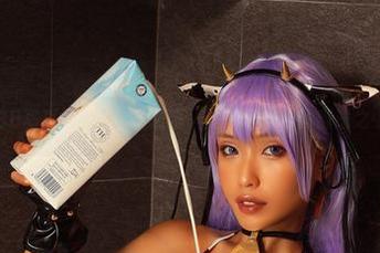 BB写真里的eliza喵喵，陷入了自己的魔法之中
