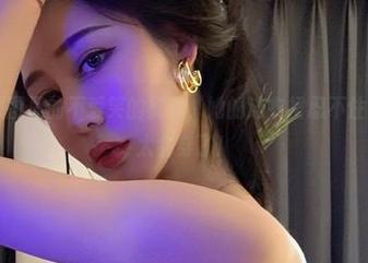 微密圈 – 原图里的不爱笑的赛琳，她的连衣裙忍不住引人入胜，太会穿了！
