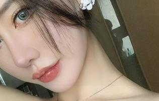 微密圈 – 原图分享来了，不爱笑的赛琳再次把女王气场拉满，不愧是总能把简单穿出高级感的人。