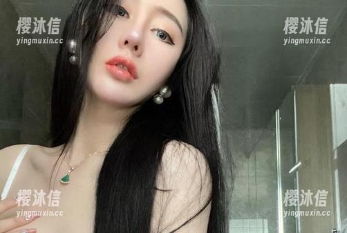微密圈 - 不爱笑的赛琳的白衬衫——听起来很普通，但图包里的画面却让我一直停留。
