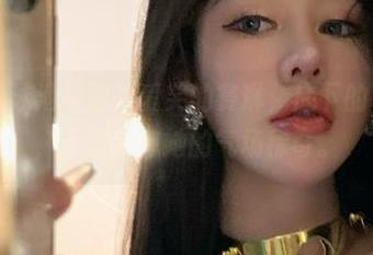 微密圈 – 泳池里的不爱笑的赛琳，底下的水太清澈，不过没有她的气场稀奇。