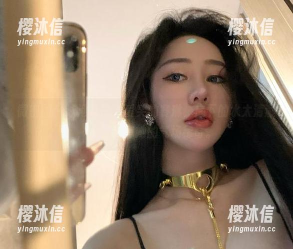 不爱笑的赛琳 微密圈 - 泳池里的不爱笑的赛琳,底下的水太清澈,不过没有她的气场稀奇。