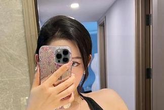 微密圈 – 试图抑制住对不爱笑的赛琳旗袍美图的痴迷，墙面的壁纸设计还得从长计议，这比我想象中复杂多了。