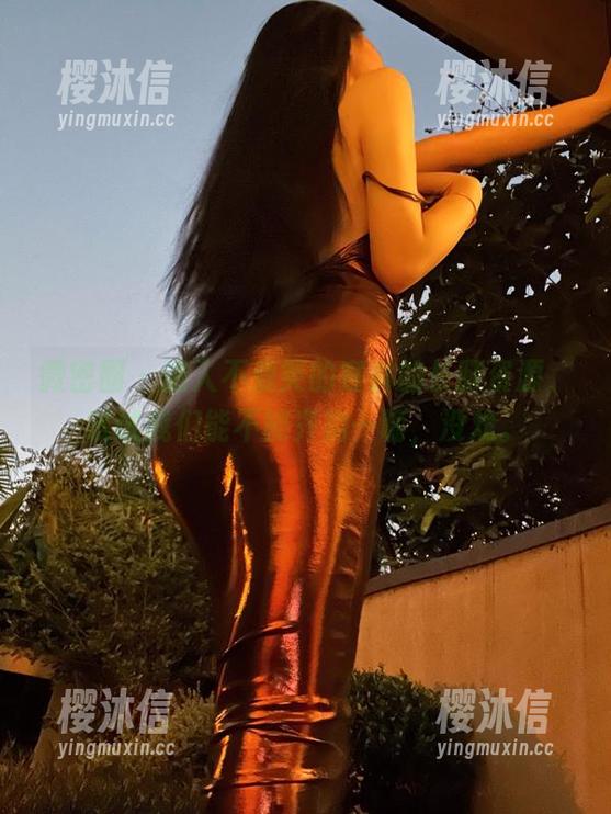 微密圈 - 进入不爱笑的赛琳的长腿资源，试试我们能不能齐肩…呃，没戏。
