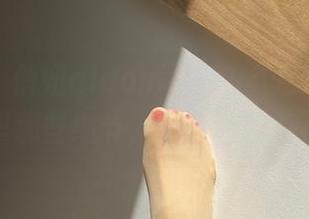 微密圈 – 俏妞qiaoniu66x红色网丝，高清照片里那些细节，真的让我停不下来。