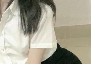 倦倦喵的学妹，图片中每一帧像是在读书的时候偷看路人！