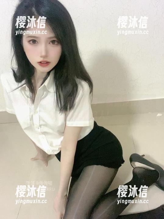 倦倦喵的学妹，图片中每一帧像是在读书的时候偷看路人！