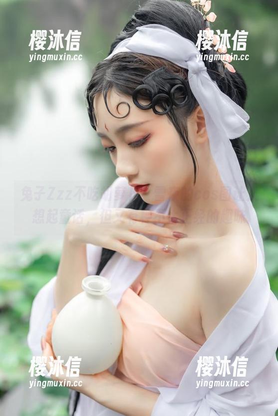 兔子Zzz不吃胡萝卜，雪夜的cos图让人想起童话，但又有种不太正经的趣味