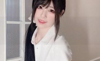 微密圈 – 白裙和十万口草莓粥粥的搭配，真的有种奇怪的默契