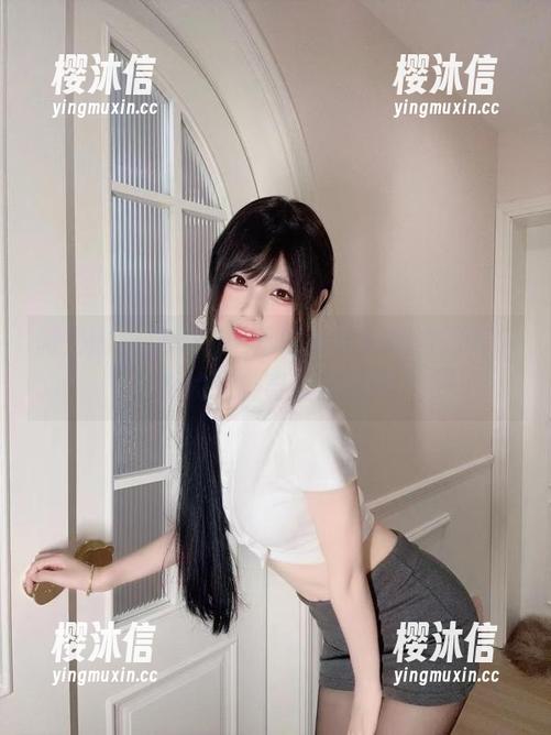 微密圈 - 白裙和十万口草莓粥粥的搭配，真的有种奇怪的默契