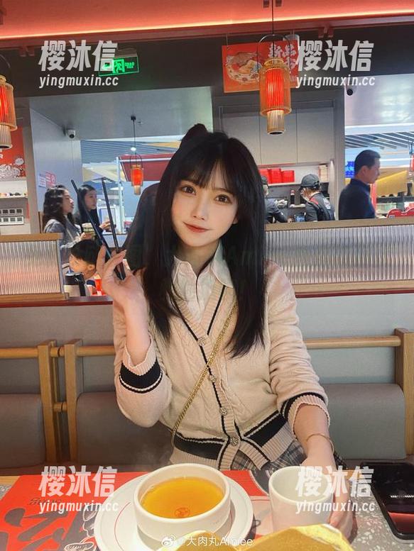 免费长腿套图，大肉丸Amiee教你如何优雅地挺腿！