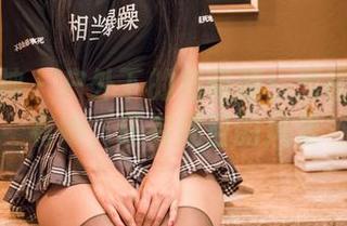 头条女神 – 户外下的高萌萌：套图里不只有她，还有满目的风景