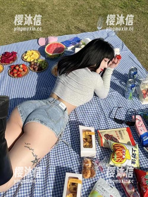 微密圈 - 宋昱欣的最新瑜伽图包，谁敢说这是简单的身体伸展？不过就是想看而已。