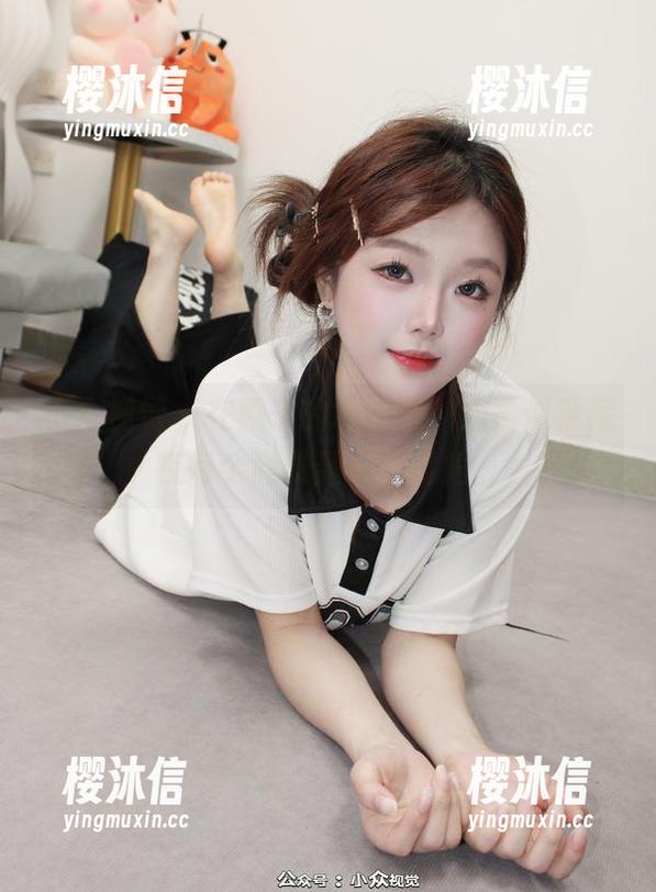 小众视觉-惠子 小众视觉 - 在惠子的私拍里,温柔似乎藏在每个微微翘起的嘴角。