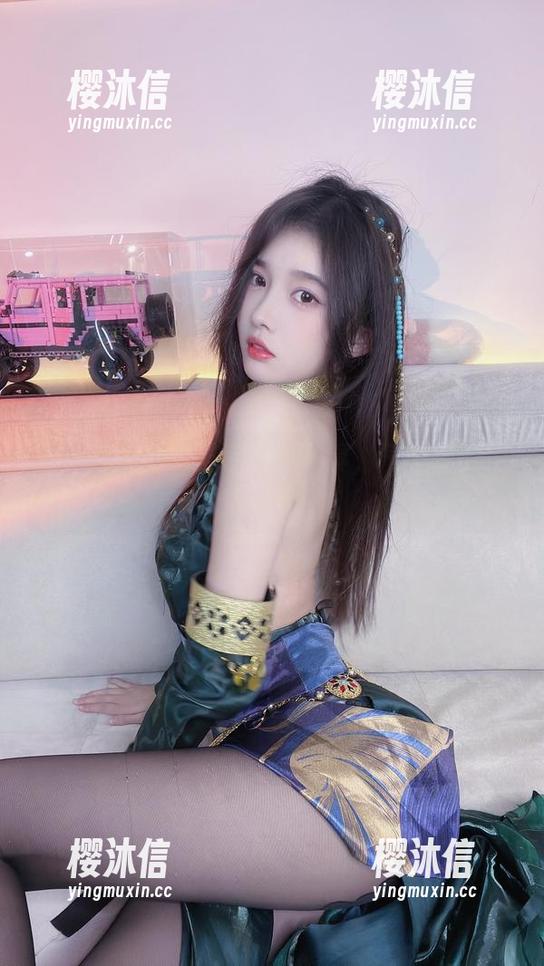 小小奶瓶儿的圣诞定制写真，气氛浓得像浓奶油！