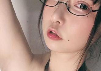 小泉学姐吖的女仆造型本来就是个迷，下载这些美图就会更糊涂！