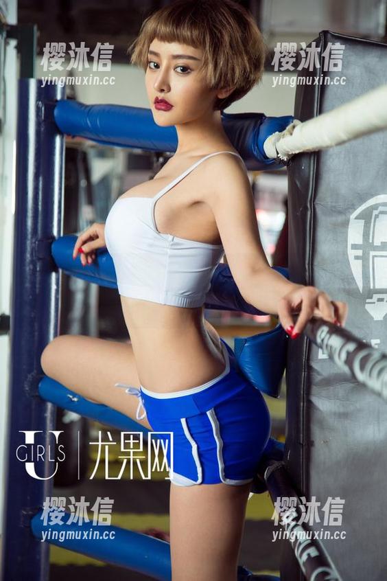 尤果网 - 雯雯在泳池的高清时刻，图片里的褐色肌肤太过吸引。