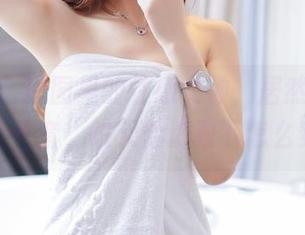 果团网：原图里的性感女神，居然能轻松驾驭三件套，改天得请教下怎么穿的！
