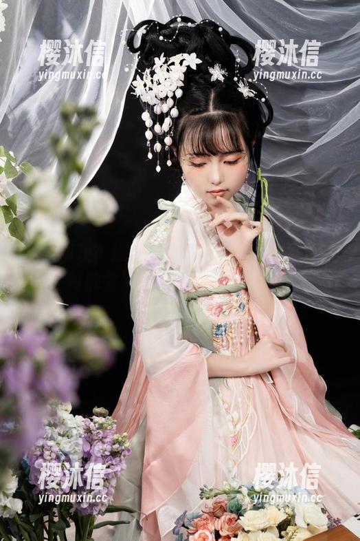 注意事项：爆机少女喵小吉的双马尾更新，可能会导致你的唇印成半月形。