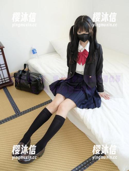 紧急企划 - 看，墙上挂着小恩的高清优等生，气质真的超出想象！