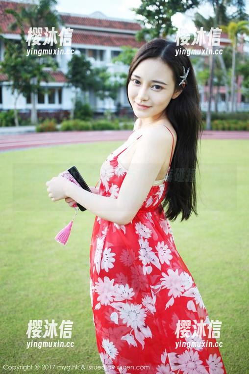 美媛馆 - 小魔女奈奈与牛仔裤碰撞，图片似乎在偷偷说话