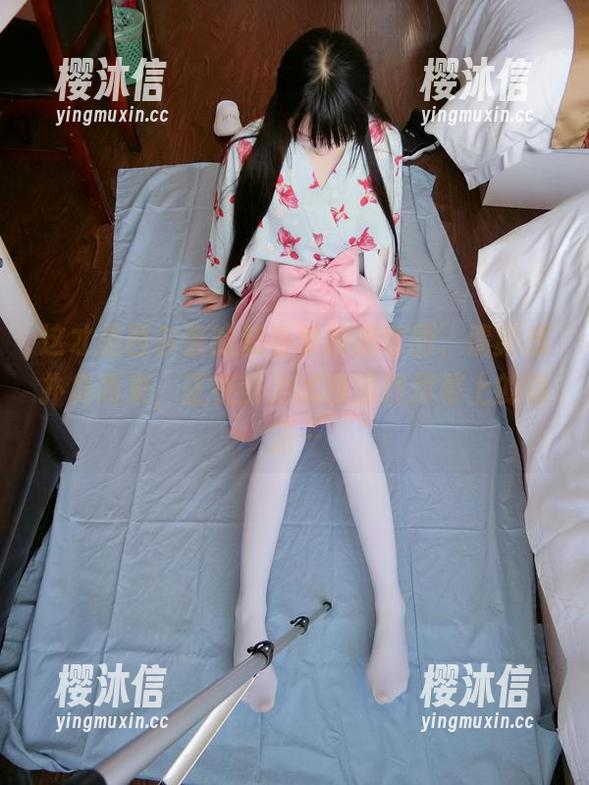 这才是西尔酱的新春季校服套图，清新感扑鼻而来，正在努力试图清理屏幕上的唾沫…