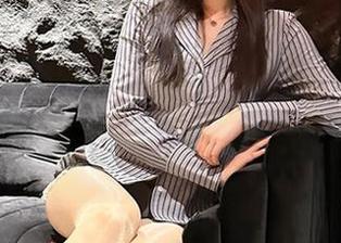 微密圈 – 别问，我就在追着轩子巨2兔的袜子合集，白色马油袜的分享让我开始想入非非。
