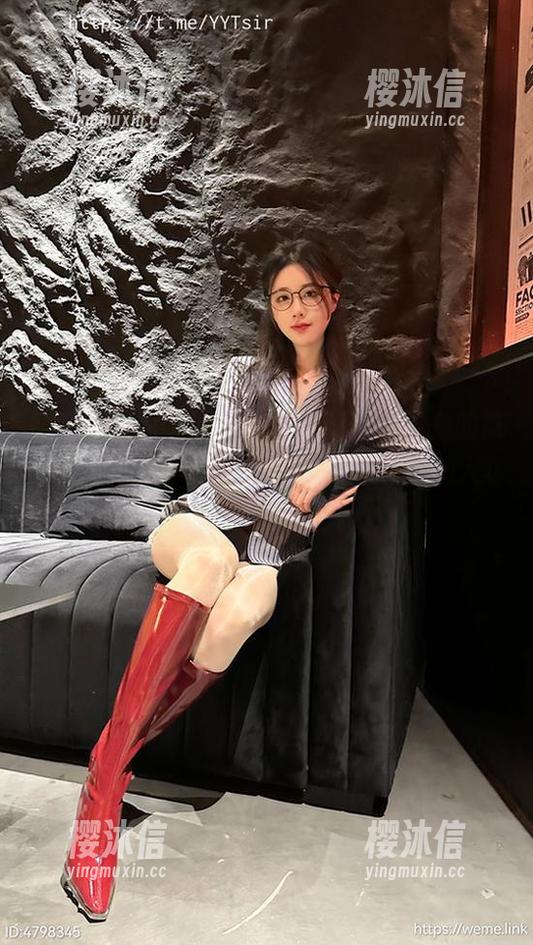 轩子巨2兔 微密圈 - 别问,我就在追着轩子巨2兔的袜子合集,白色马油袜的分享让我开始想入非非。