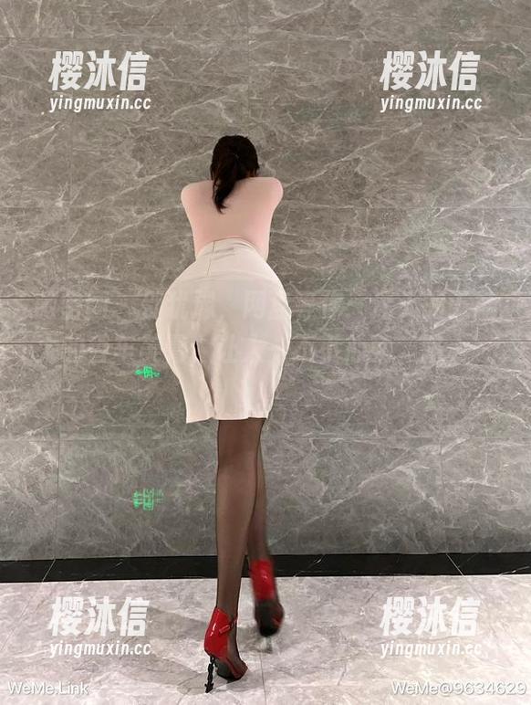 微密圈 - 别犹豫，网盘等你：迷人的五姨太的香车美臀，让人一不小心就‘陷入’！