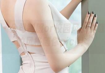青豆客 – 公司制服or校园风？下载谭晓彤的风格随你pick！