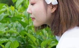 魅妍社 – 免费泳池美图：小尤奈在水中畅游，原图自带气泡特效！