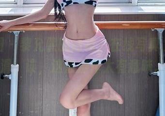微密圈 – 黎允熙的短裙，在线写真上滑一滑，诶，这波操作太有意味。